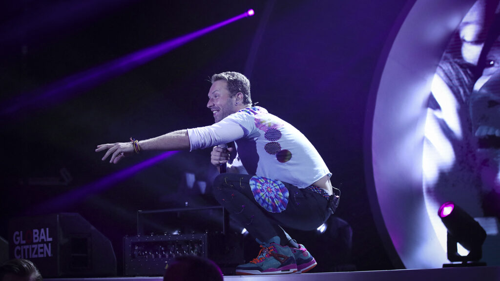 Coldplay konserinde “kiss cam” uyarısı: Aşk mı, utanma mı?