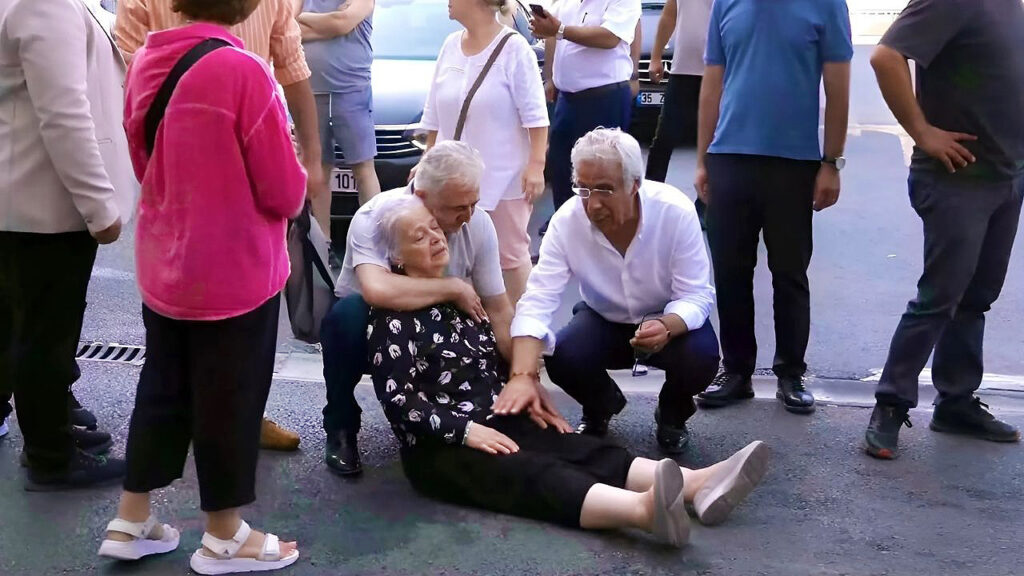 Murak Çalık’ın annesi hastane önünde fenalaştı