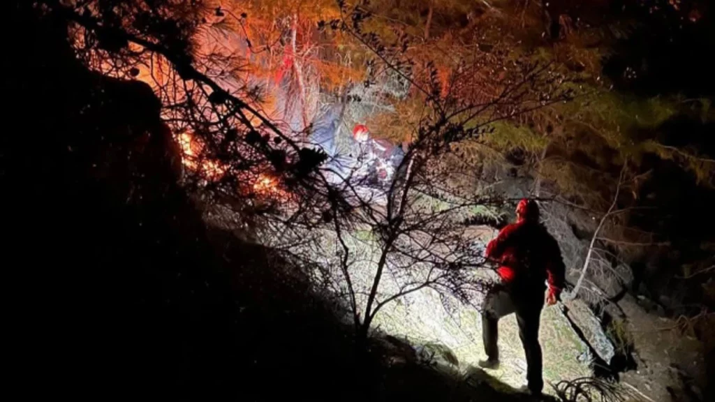 Alanya Kalesi’nde kayalıkta mahsur kalan 3 öğrenci kurtarıldı
