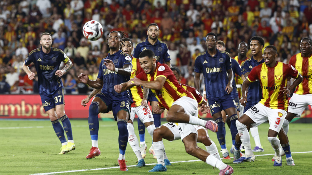 Süper Lig'de Göztepe ile Fenerbahçe, Gürsel Aksel Stadı'nda karşılaştı.