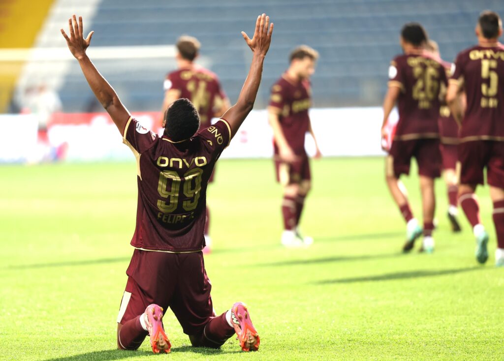 Trabzonspor'a galibiyeti getiren golü Felipe Augusto attı. 