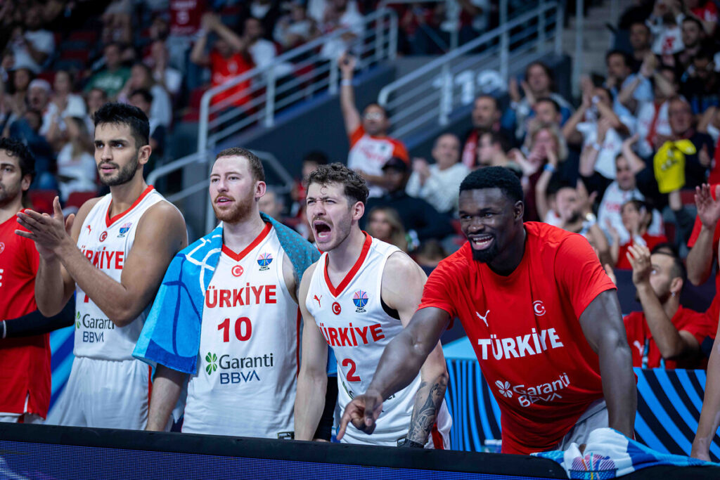 12 Dev Adam, basketbol