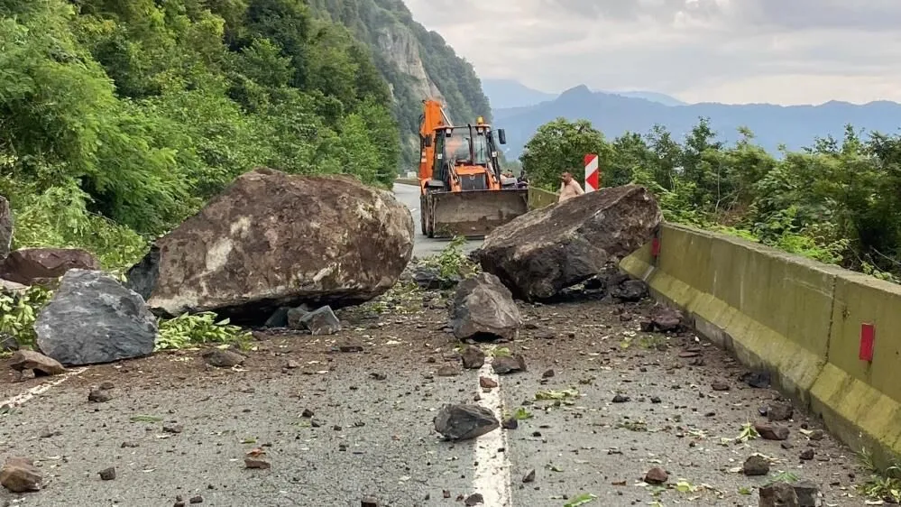 Artvin’de heyelan: Karadeniz Sahil Yolu ulaşıma kapandı
