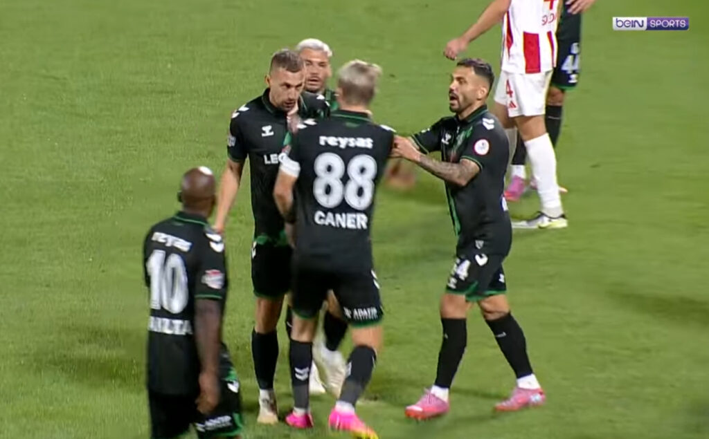Caner Erkin, tartışmanın ardından Burak Altıparak'a böyle tokat atıyor. 