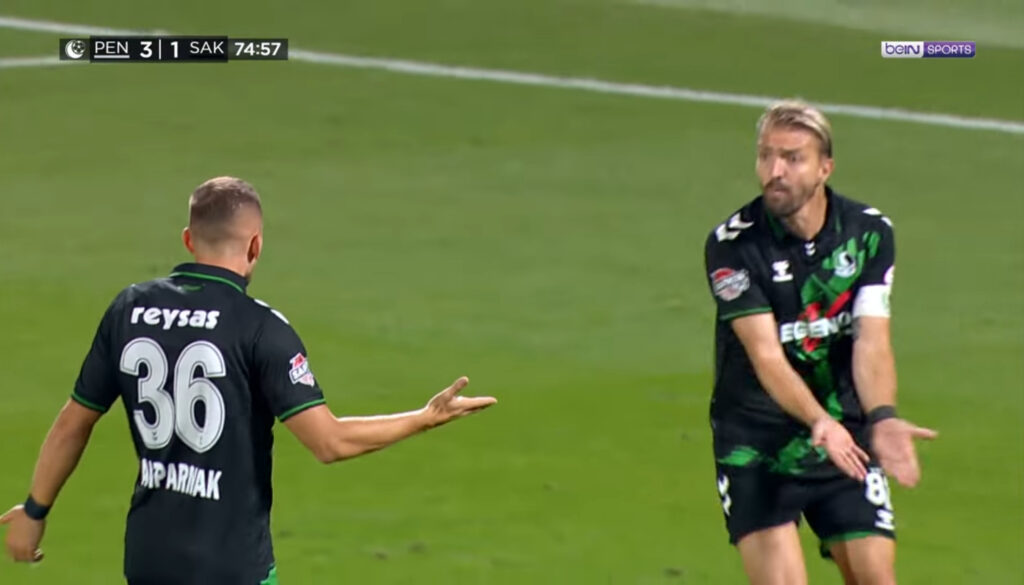 Caner Erkin ve Burak Altıparak, pozisyon sonrasında tartışmaya başlıyor. 