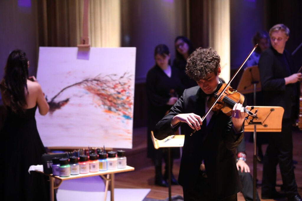 Sanatçı Şerivan Tutuş’tan konserde canlı resim performansı
