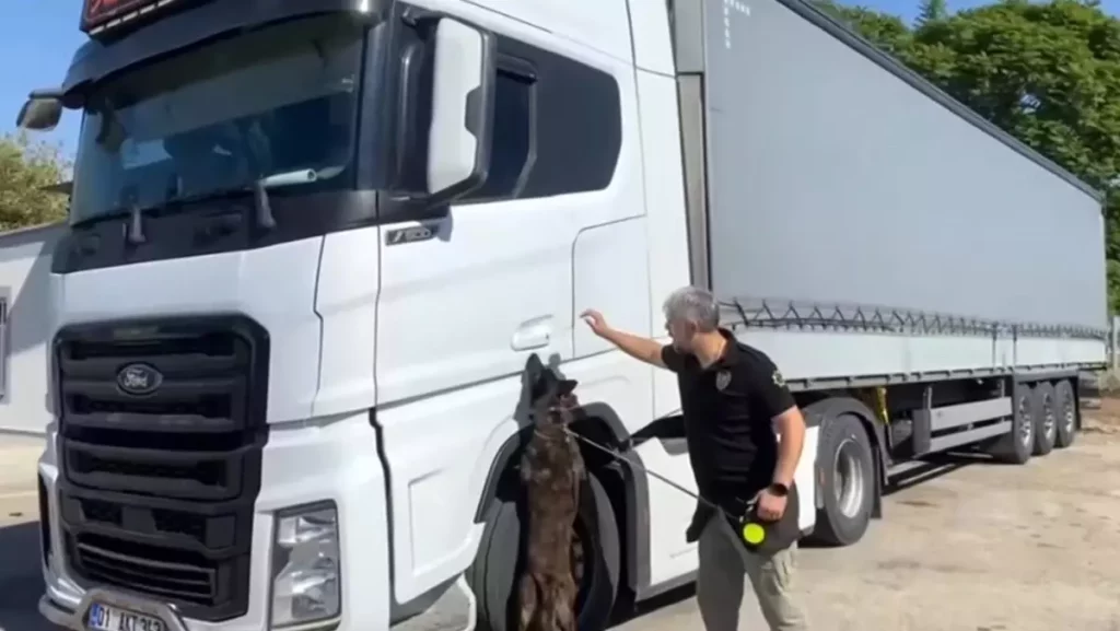 Adana’da TIR’daki valizlerden 55 kilo uyuşturucu çıktı