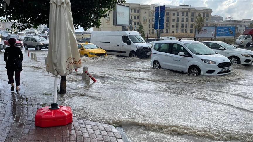 İstanbul’da sağanak yağış: Şişli’de yol çöktü, Beşiktaş’ta toprak kaydı