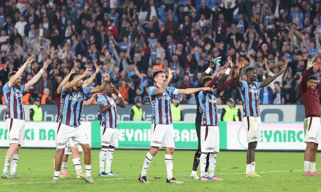 Trabzonsporlu futbolcular, Kolbastı ile coşup üçlü çektirdi.