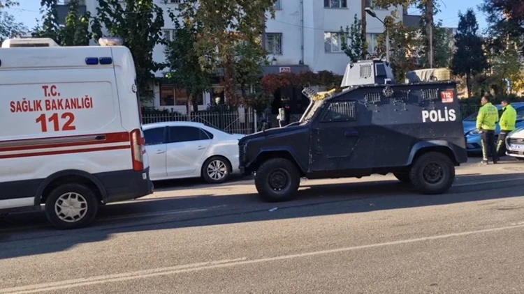 Annesi ve ağabeyini pompalı tüfekle öldürdü