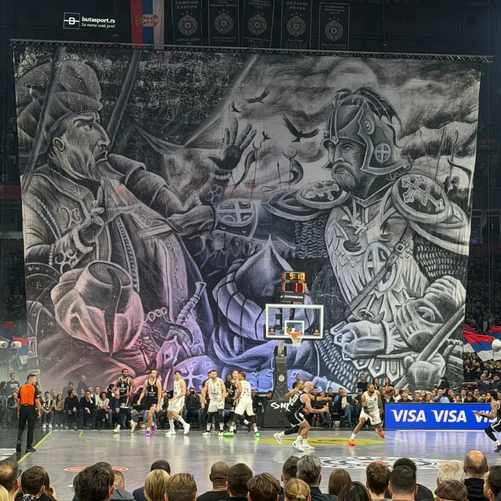 Sırp taraftarlar ırkçı pankart astı: Fenerbahçe’den tepki geldi