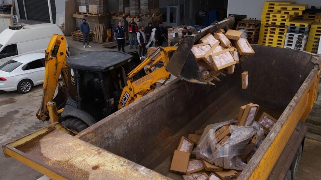 İzmir’de tarihi geçmiş 30 ton gıda ürünü bulundu