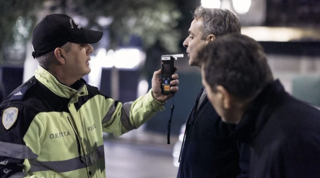 ‘Demokrasi güzel şey’ dedirten görüntüler: Polisten başbakana alkol testi