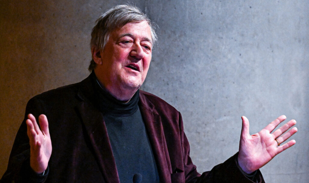 Stephen Fry okuma alışkanlığı için ulusal kampanya başlattı