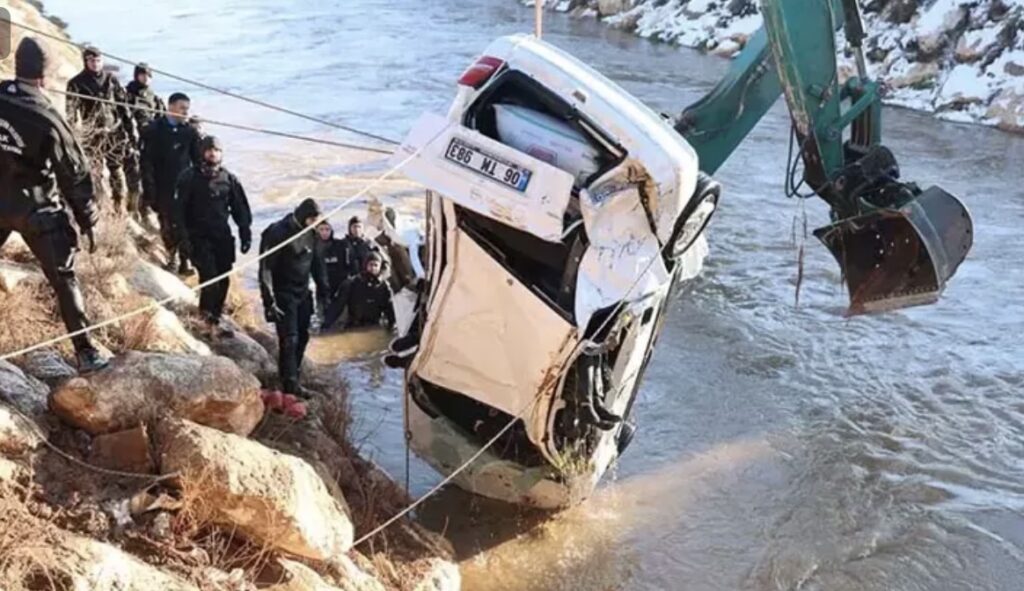 Otomobil sulama kanalına düştü: 3 çocuğun cansız bedenine ulaşıldı, baba aranıyor