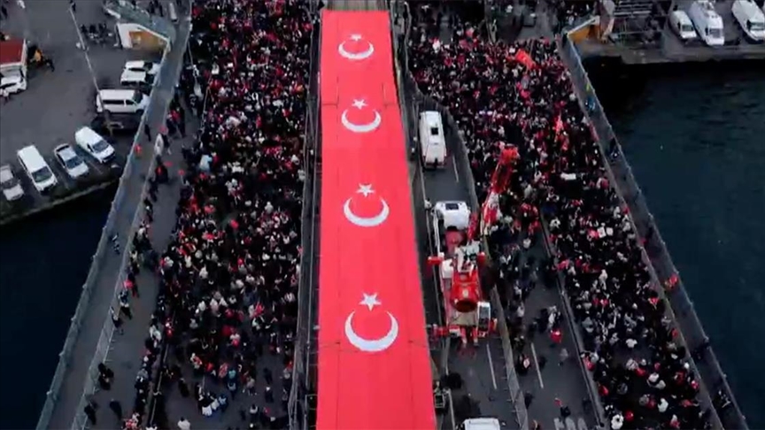 TÜGVA’dan Galata Köprüsü’nde Filistin’e destek yürüyüşü