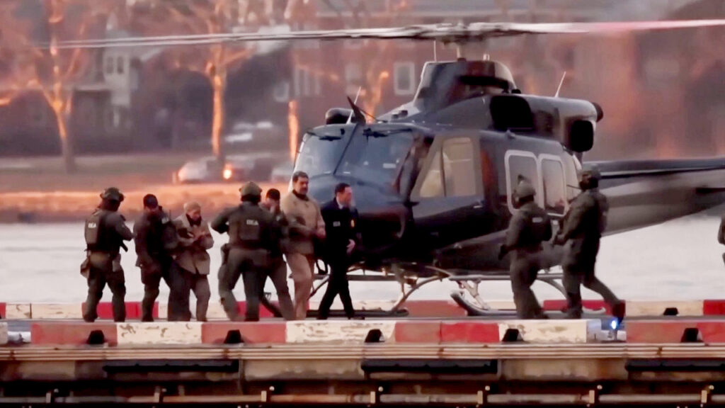 Maduro ve eşi helikopterle mahkemeye götürüldü: Film sahnesi gibi…