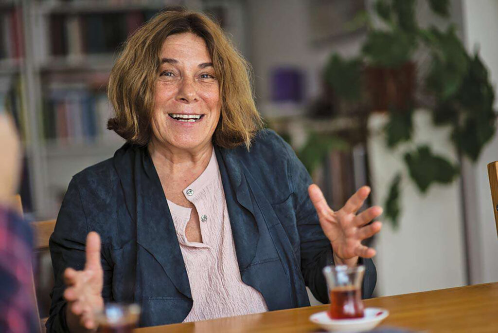 Romancı Latife Tekin: Edebiyatçıların sosyal medya coşkusuna diyecek yok