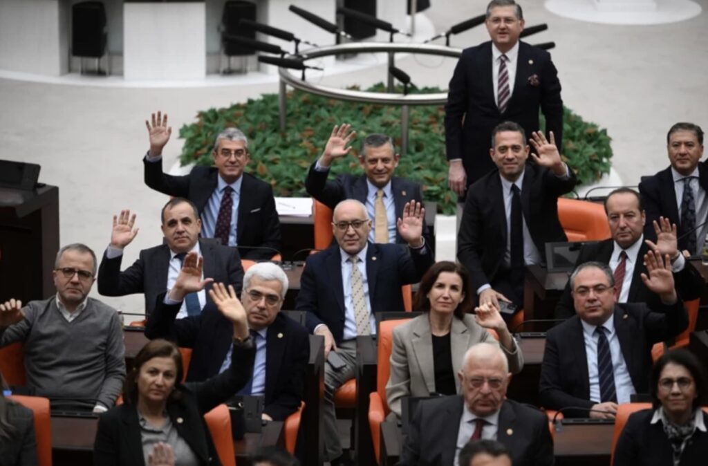 Özel, emekli maaşına yapılan zammı eleştirdi: ‘Çocuğa harçlık verir gibi, alay eder gibi’