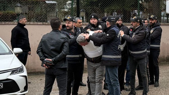 Baltayla öldürdüğü babasının cesedini kireçleyip havuzun deposuna saklamış