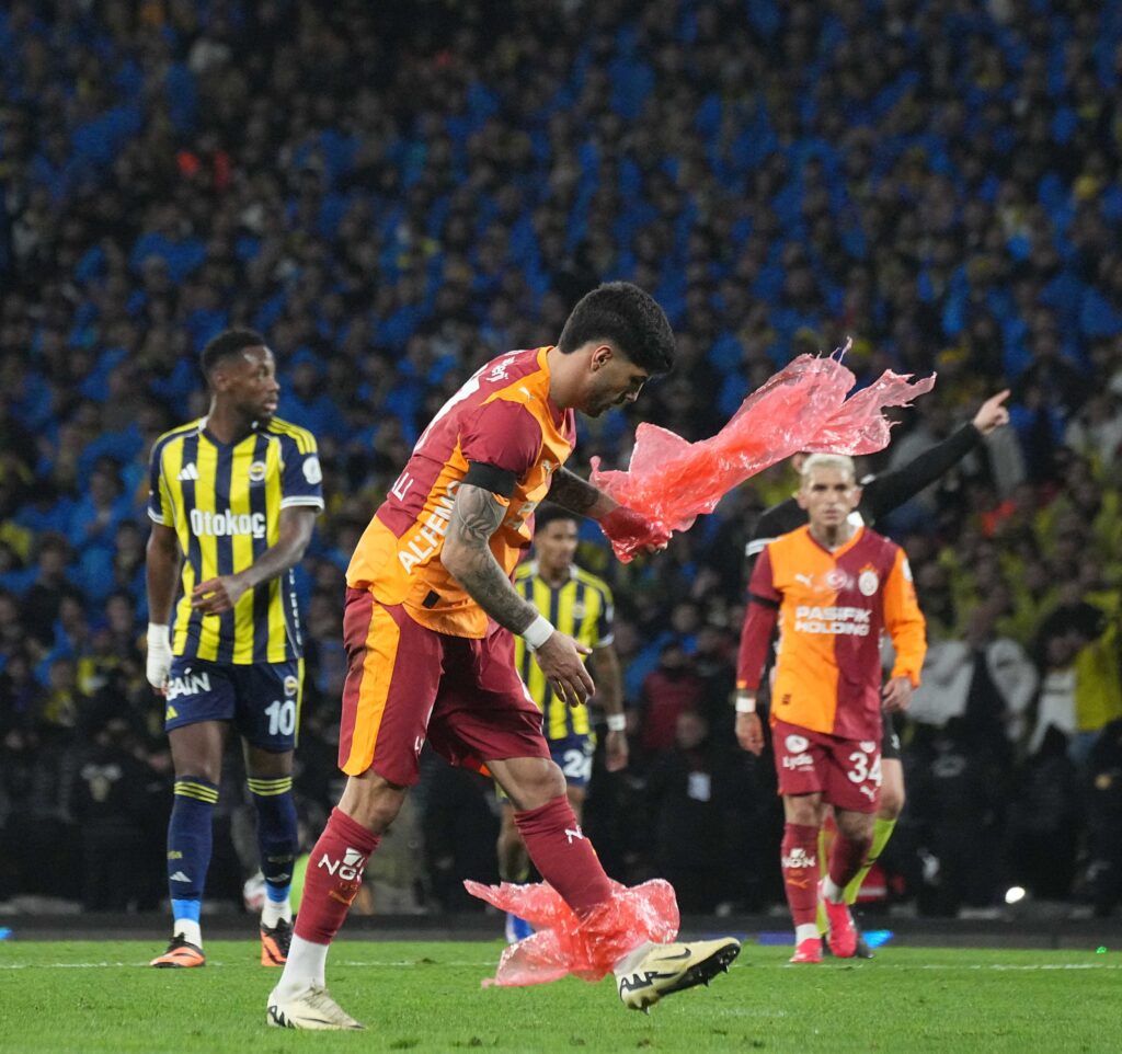 Galatasaray, Fenerbahçe, Eren Elmalı, yağmurluk