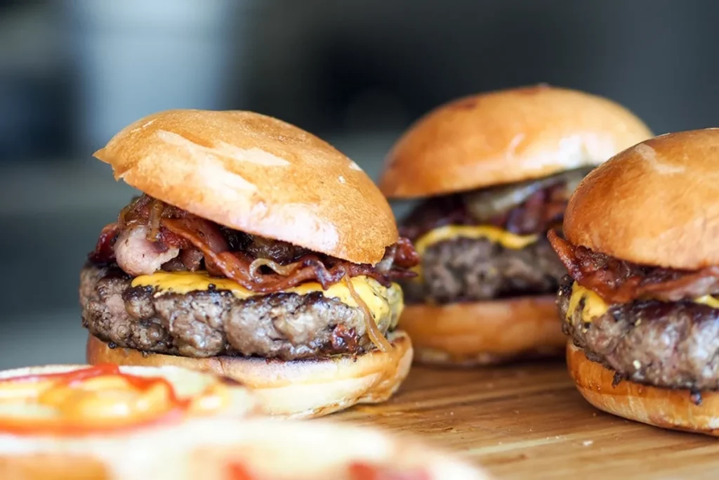 Şifreyle girilen ve günde 10 kişiyi kabul eden hamburgerciye inceleme