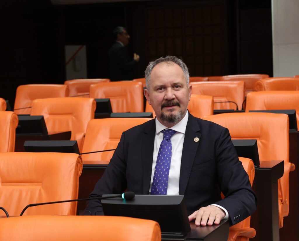 ‘Vekil maaşı yetmiyor’ demişti: ‘AKP’li Özcan’ın Meclis’e katkısı sıfır’