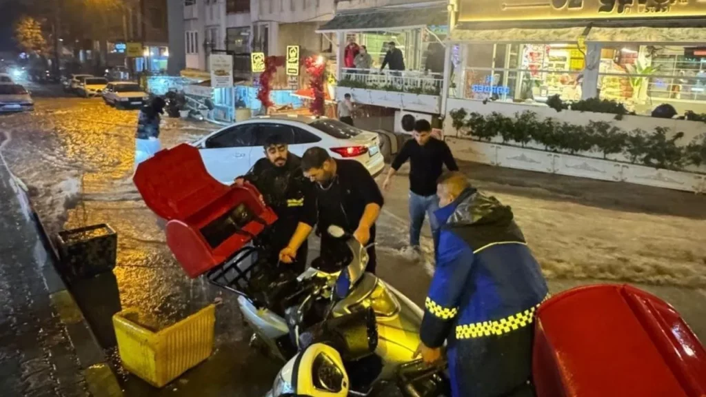 İzmir’i sağanak vurdu: Evler, işyerleri, yollar sular altında