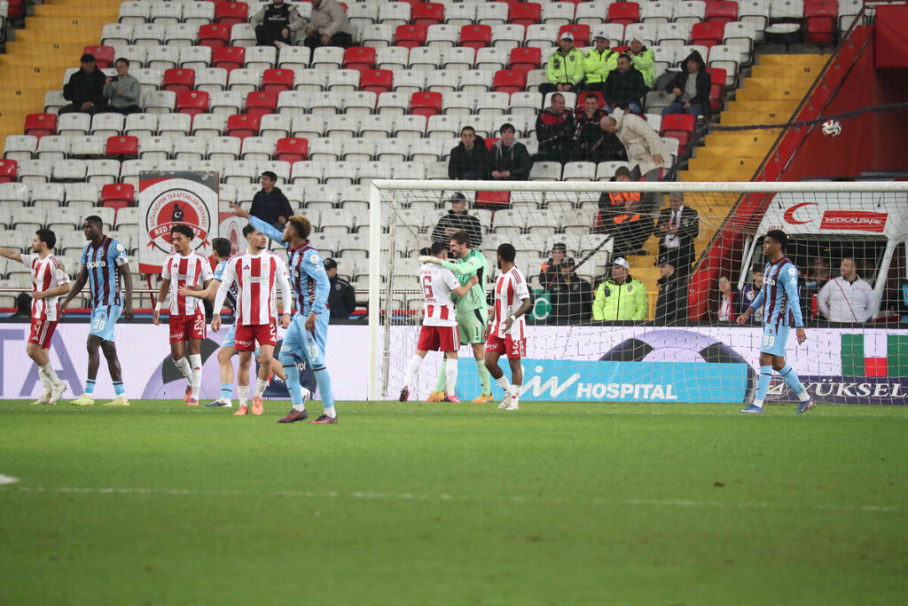Trabzonsporlu Onuachu, ikinci penaltıda Antalyaspor kalecisi Julian'a takıldı. 