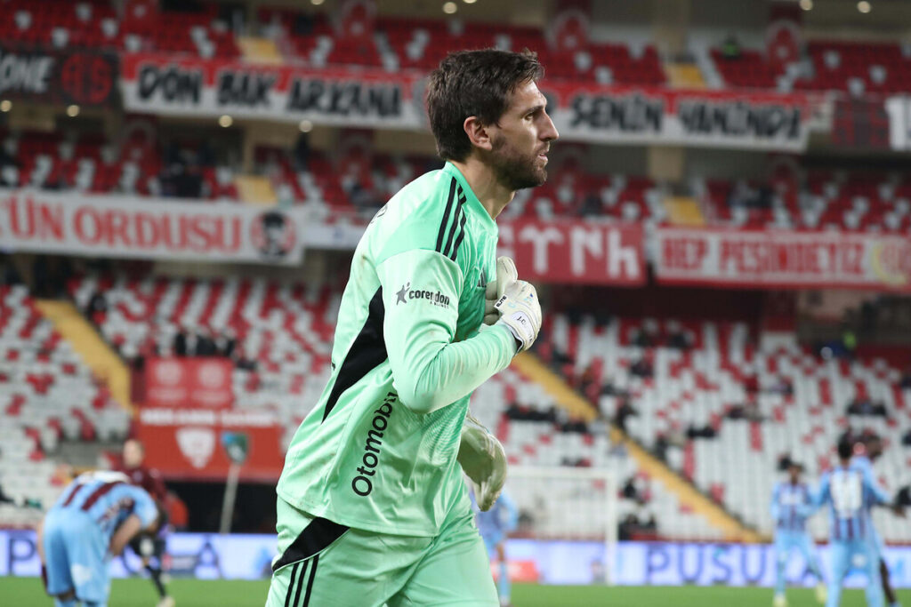 Antalyaspor kalecisi Julian