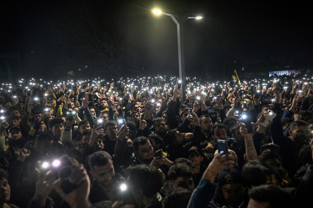 Kante'yi Fenerbahçeli taraftarlar böyle karşıladı.
