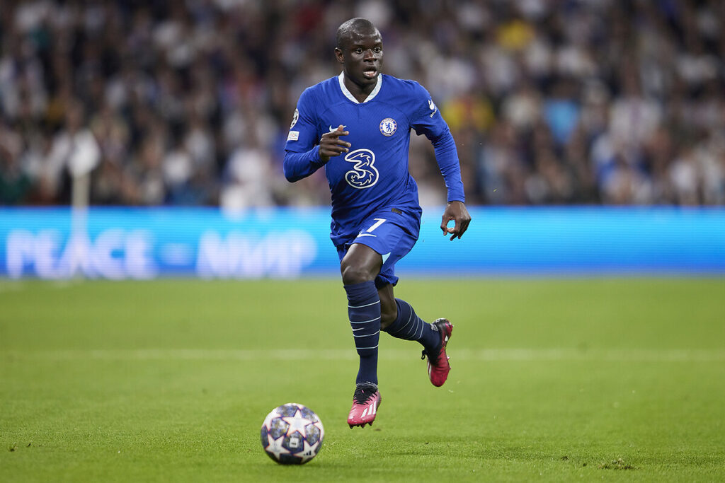 N'Golo Kante, Chelsea'de birçok kupa kaldırdı. 