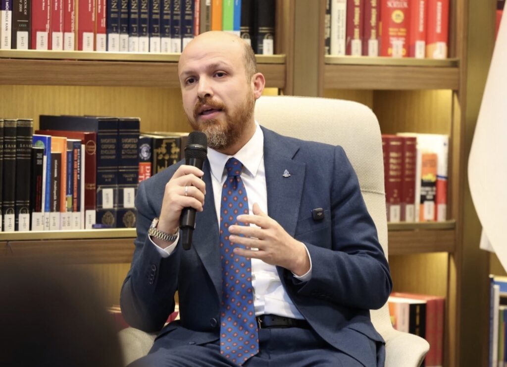 Bilal Erdoğan’dan gençleri: ‘Kendinize kolay yoldan bir yere gelmiş adamı örnek almayın’