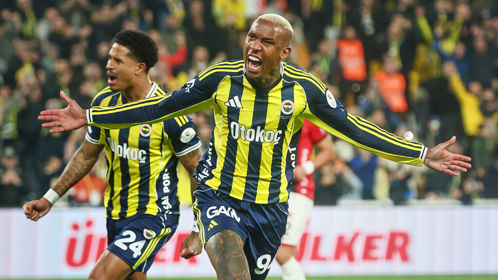 Fenerbahçe evinde 3 puanı 3 golle aldı