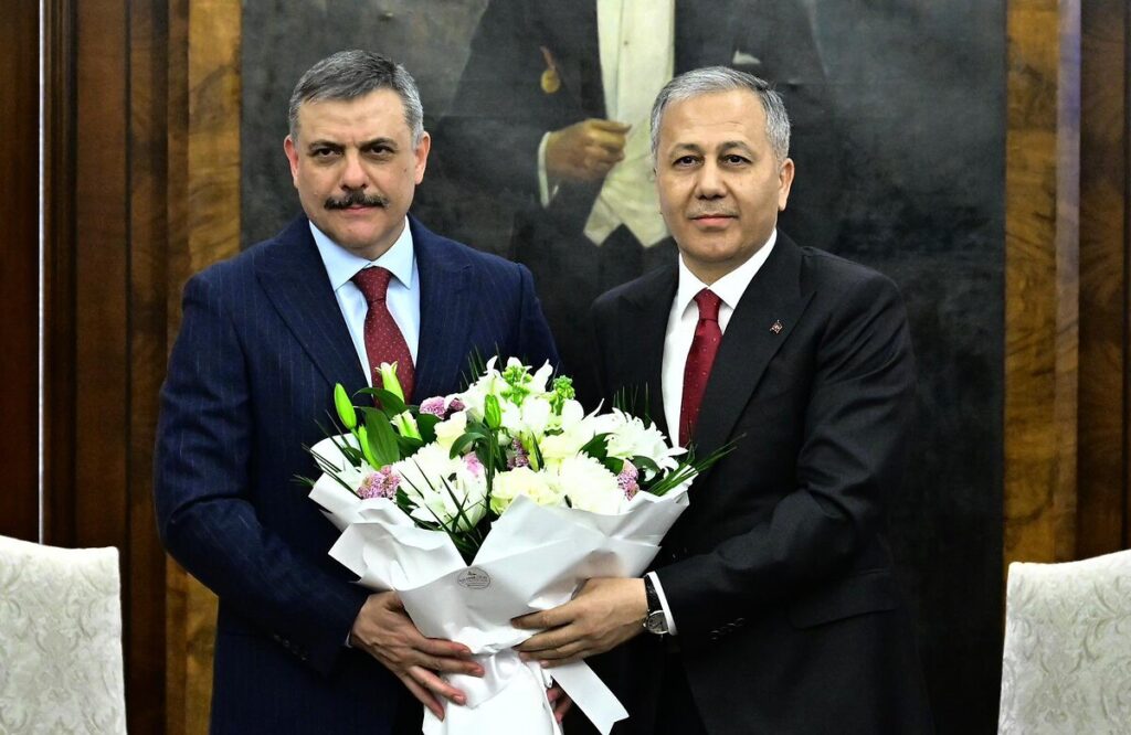 Devir teslimde “Özgürlüğe gidiyorum” demişti: Yandaş yazardan “Ali Yerlikaya’ya acıdım” mesajı