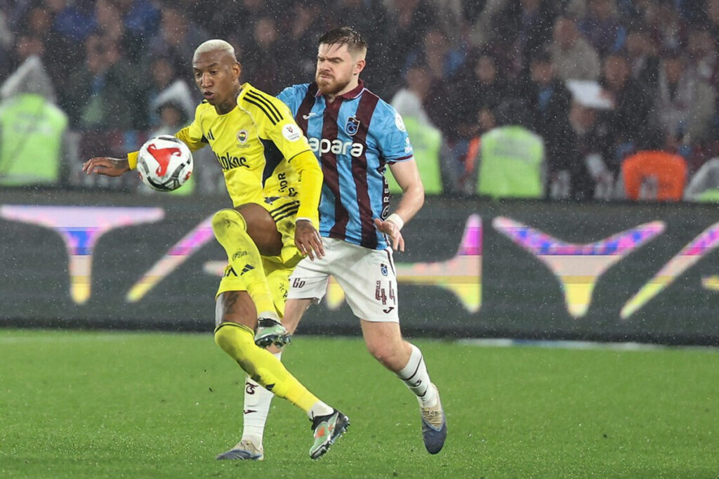 Fenerbahçe’den kritik 3 puan: Trabzonspor deplasmanını kayıpsız geçti