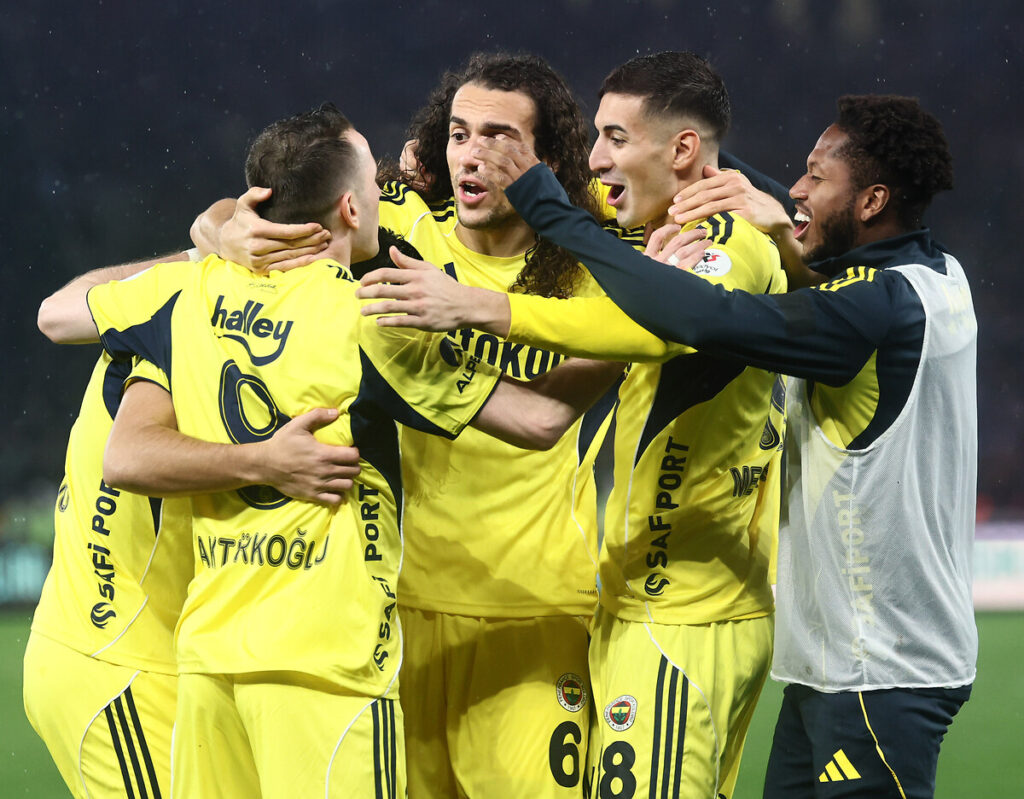 Trabzonspor’u geriden gelerek yenen Fenerbahçe, şampiyonluk iddiasını devam ettirdi