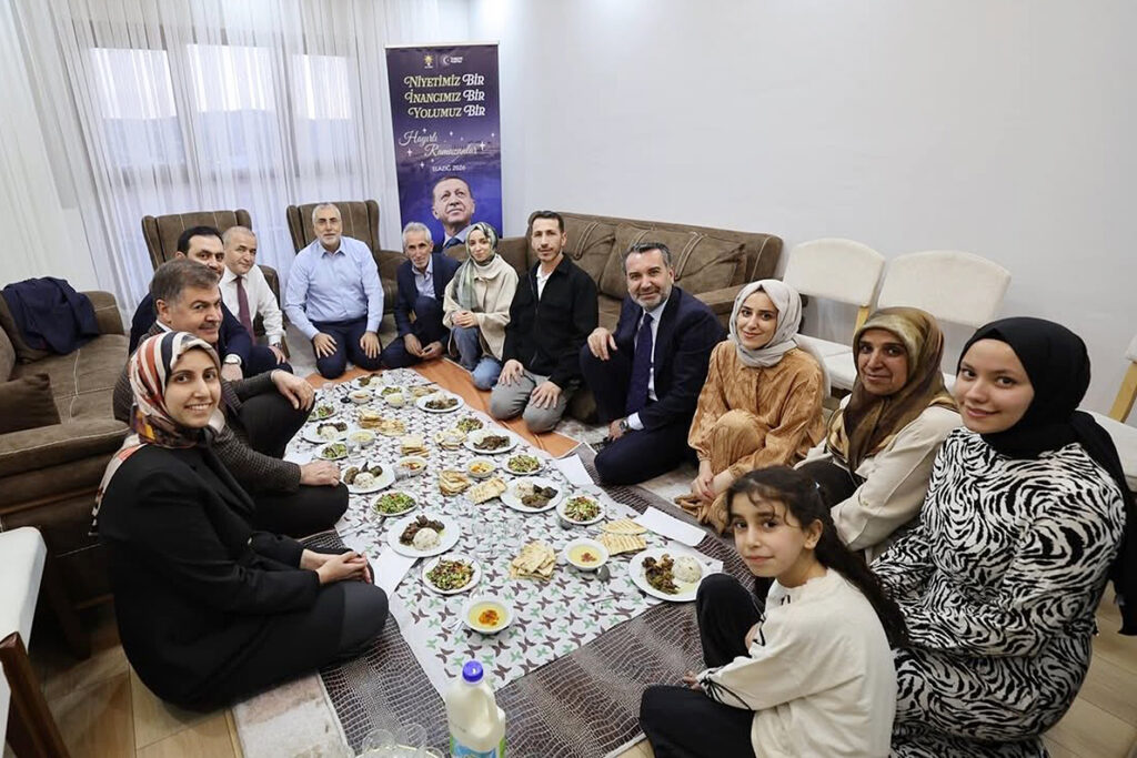 Bakan Işıkhan ‘yer sofralı fakir aile’ iftarında AKP afişini yanında taşıdı
